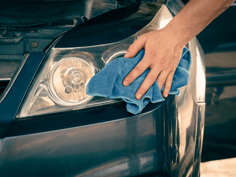 nettoyage_phare_avec_chiffon